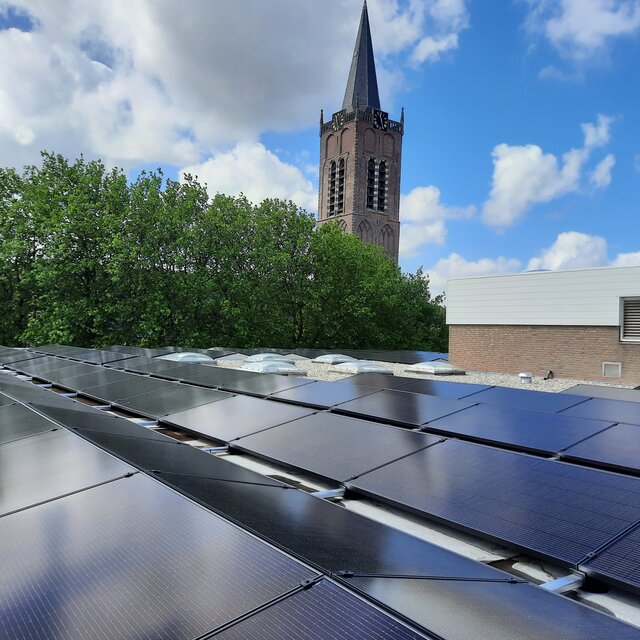 Aafke Vlaanderen Oldenzeel over het isoleren van cv-leidingen bij bibliotheek IJmond Noord